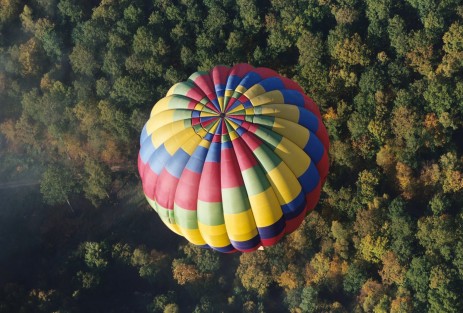 Les envols group&eacute;s de montgolfi&egrave;res permettent souvent la prise de photographies vraiment originales