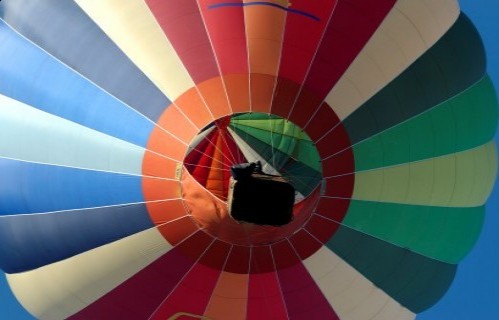 Baptême en montgolfière en Belgique Superbe ballon arc-en-ciel