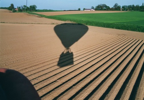 Survol en ballon à basse altitude Ombre de la montgolfière